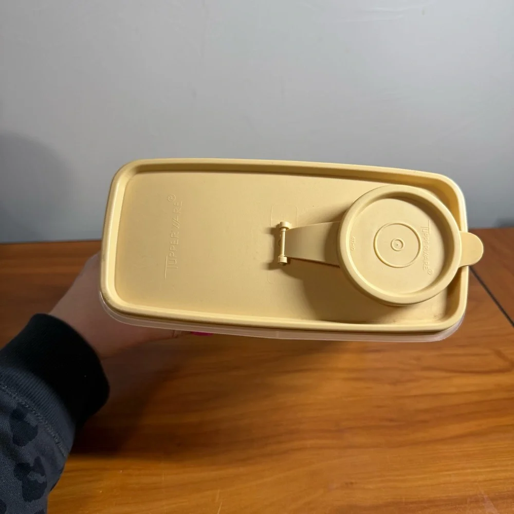 Vintage Tupperware Cereal Keeper Container‎ Almond 471-10 Flip-top Seal